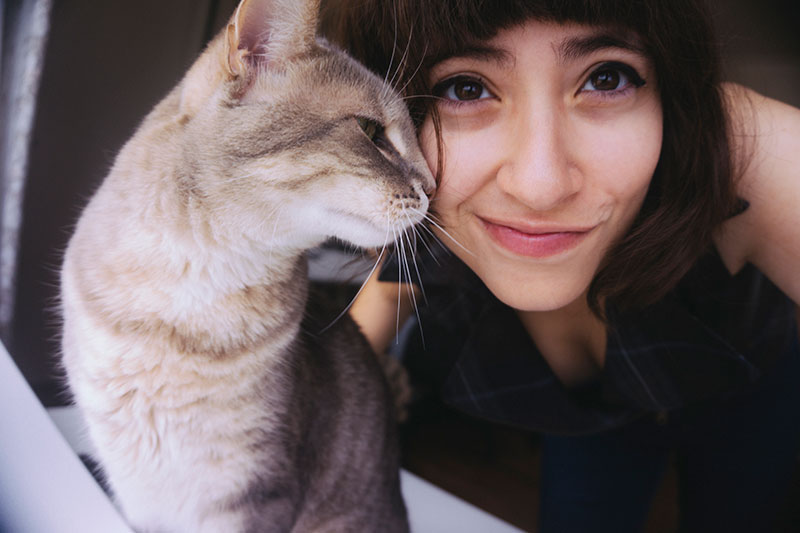 taking-a-cute-selfie-with-your-pet-cat