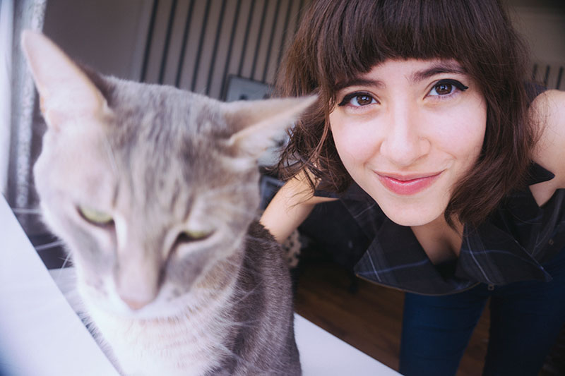 how-to-take-cute-pictures-with-your-cat-selfies